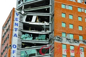 2010年3月17日，智利中部康塞普西翁市，一栋正在发售的办公楼因为“强柱弱梁”的设计而屹然不倒——虽然部分楼层楼板已经坍塌。