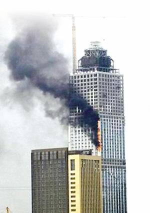 大火在高楼上猛烈燃烧。