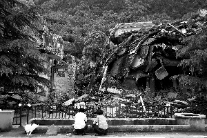 5月9日,北川地震纪念馆。震后的北川老城已经保护成地震纪念馆。当天已经陆陆续续有老北川人前来祭祀地震时失去的亲人。