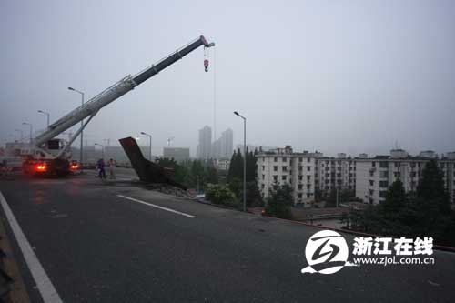 现场正在起吊失事货车