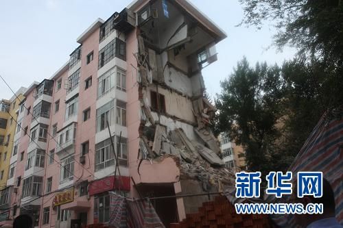 事故发生后,当地公安、消防、“120”急救人员第一时间赶到现场勘察营救。新华社发(肖劲彪 摄) 事故发生后,当地公安、消防、“120”急救人员第一时间赶到现场勘察营救。新华社发(肖劲彪 摄)